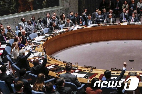유엔 안전보장이사회 회원국들이 22일(현지시간) 회의에서 북한 인권을 정식 의제로 채택하는 표결에서 손을 들어 찬성하고 있다.© AFP=뉴스1