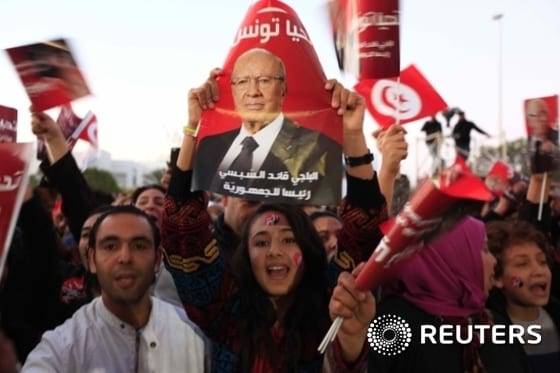 니다투니스당 지지자들이 수도 튀니스에서 베지 카이드 에셉시 후보의 당선을 축하하고 있다. ⓒ로이터=뉴스1