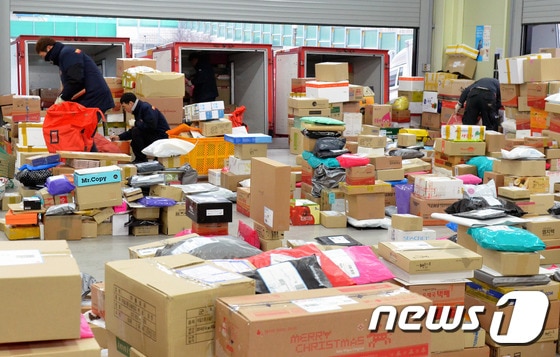 2일 오전 원주우편집중국에서 택배 분류 및 상차 작업이 이뤄지고 있다. 2014.12.24/뉴스1 © News1 권혜민 기자