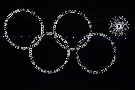 올 2월 열렸던 제 22회 소치 동계올림픽 개막식에서 올림픽을 상징하는 ‘오륜’이 완성되지 못하는 실수가 벌어졌다. 올림픽 개최국으로서 러시아의 자질을 의심하던 사람들에게 이 일은 좋은 놀림거리가 되었다. © 로이터=뉴스1 © News1
