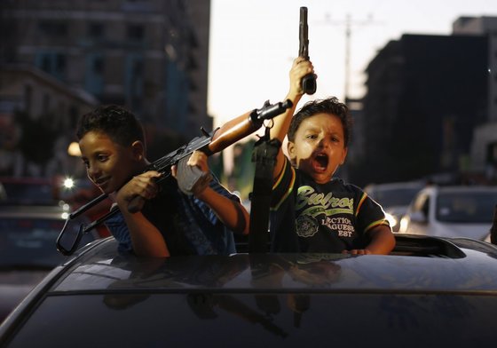 지난 8월 이스라엘과 하마스가 극적으로 정전에 합의한 가운데 팔레스타인 아이들이 허공에 총을 겨누며 정전을 축하하고 있다. 이날 아이들은 ‘우리가 이스라엘을 이겼다’고 소리쳤다. © 로이터=뉴스1 © News1