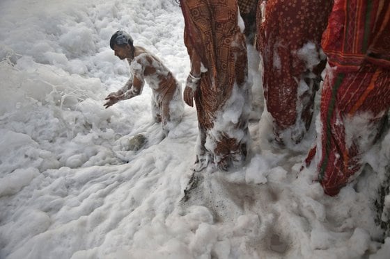 지난 10월 인도에서 힌두교의 종교행사가 열린 가운데 한 남자가 야무나 강에서 종교의식을 거행하고 있다. 야무나 강은 이미 오염물질로 가득하지만 여전히 힌두교도들은 이 강물에 목욕을 하면 죄를 면할 수 있다고 믿는다. © 로이터=뉴스1  © News1