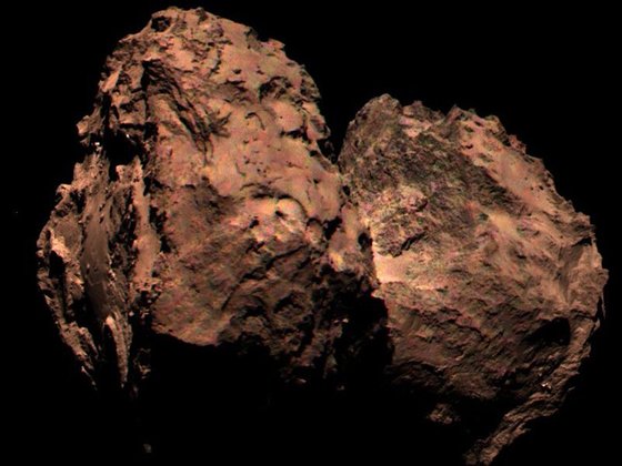 유럽 우주탐사선 로제타가 지난 11월 최초로 착륙선을 혜성에 착륙시키는 데 성공했다. 이 사진은 혜성을 찍은 최초의 컬러사진이다. © 로이터=뉴스1 © News1