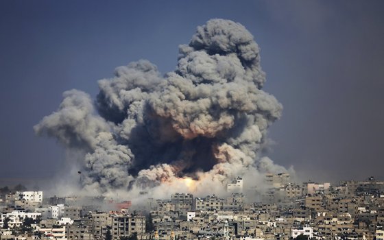 지난 7월 이스라엘의 공습으로 팔레스타인 가자시티에 검은 연기가 치솟고 있다. 이스라엘이 가자지구에 공습을 개시한 이후 2200여명의 가자시민이 사망했다. © 로이터=뉴스1  © News1