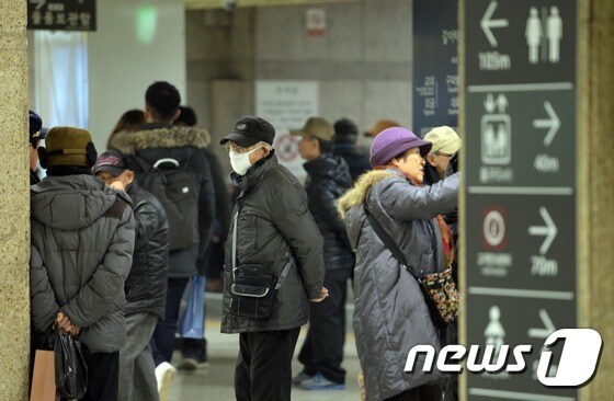 서울 종로3가역 대합실에 모여 있는 노인들./뉴스1 © News1 허경 기자