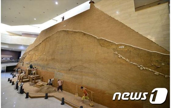 서울 한성백제박물관에 이전 전시된 풍납토성 동쪽 성벽. (문화재청 제공) © News1