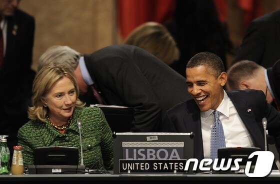 올해 미국인이 가장 존경하는 여성으로 뽑힌 힐러리 클린턴 전 국무장관(왼쪽)과 가장 존경하는 남성으로 뽑힌 버락 오바마 대통령. © AFP=뉴스1