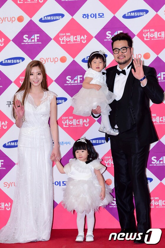 김태우-김애리 부부와 두 딸. © News1 김진환 기자