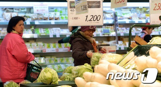 한파와 폭설로 채소값이 가파르게 오르고 있는 가운데 지난 5일 오후 서울 중구의 한 대형마트에 고객들이 채소를 고르고 있다 이번 달 들어 가락시장에서 거래된 대파 1kg의 평균 도매가격이 지난주보다 63%, 깻잎과 시금치 값도 30% 넘게 올랐다. 한파와 폭설로 농작물이 얼어 죽거나 출하작업마저 지연되고 있다. 농가의 난방비가 판매가에 반영되면 채소 가격이 더 오를 거라는 전망이 나오고 있다. © News1 허경 기자