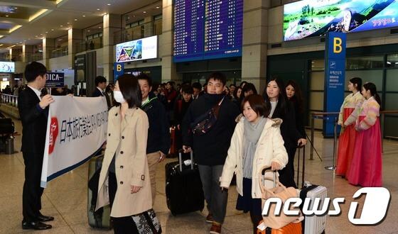 일본 관광객들이 인천국제공항을 통해 입국하고 있다. © News1  
