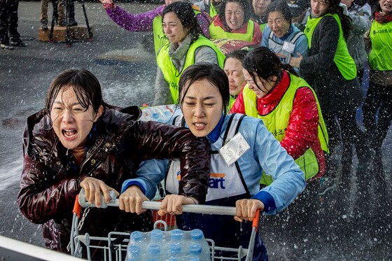  대형마트 감정노동자의 이야기를 그린 영화 ''카트'의 한 장면 © News1 장아름 기자