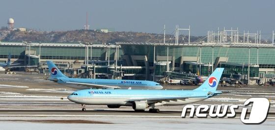 인천국제공항 여객터미널에서 대한항공 여객기가 이륙을 준비하고 있다. © News1 양동욱 기자