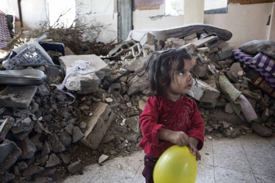 이스라엘 공습으로 폐허가 된 마을에 홀로 남겨진 팔레스타인 아이 (출처= UNICEF) © News1