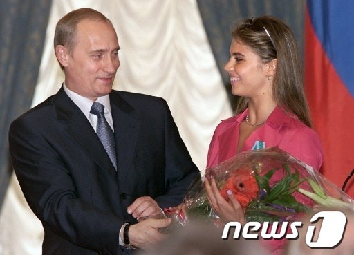 블라디미르 푸틴 러시아 대통령(왼쪽)과 염문설의 주인공 알리나 카바예바. © News1