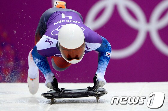소치 동계 올림픽에 출전했던 윤성빈이 러시아 소치의 산키 슬라이딩 센터에서 열린 경기에서 스타트에 나서고 있다. © AFP=News1