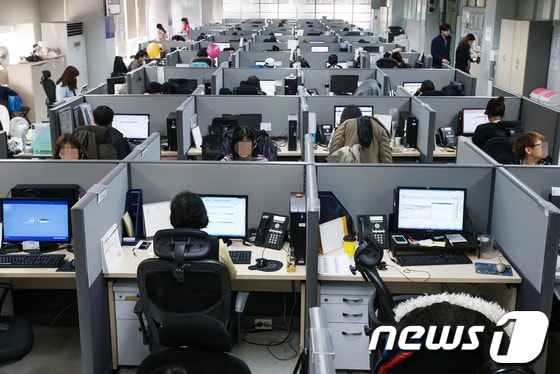 카드사의 텔레마케팅 업무를 담당하는 한 업체의 사무실에서 직원들이 업무를 보고 있다.(사진은 기사 내용과 관련이 없음)/뉴스1 © News1