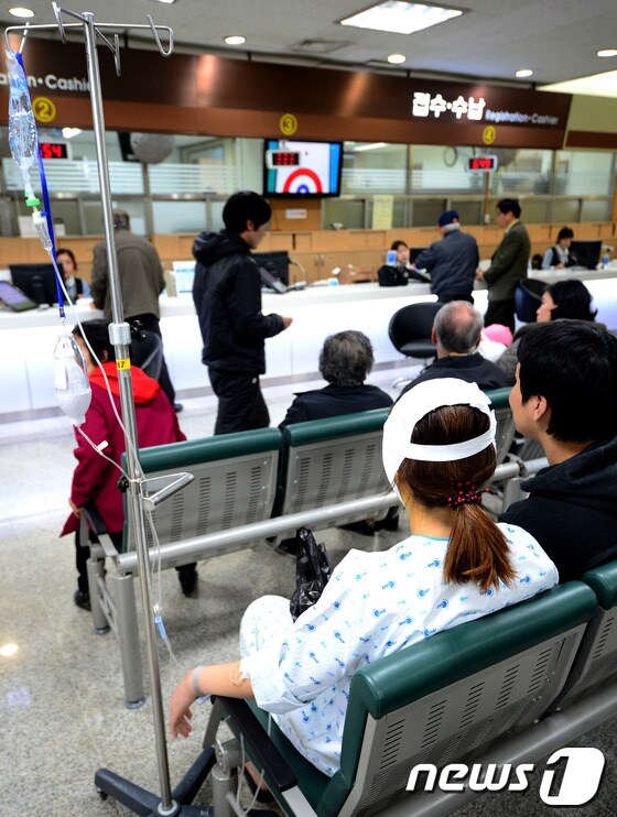 서울 중구 을지로 국립중앙의료원을 찾은 환자들이 접수, 수납을 위해 대기하고 있다. 2014.3.10 © 뉴스1