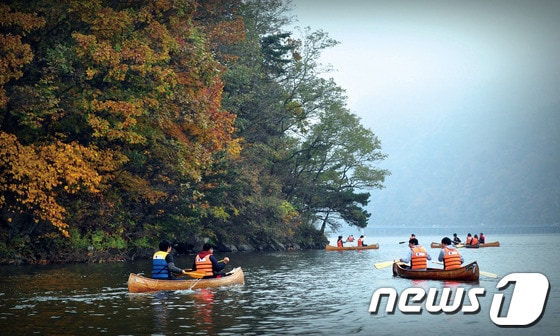 춘천 의암호에 '물레길'을 만들어 새로운 관광 수요를 창출한 카누 여행. (한국관광공사 제공) © News1