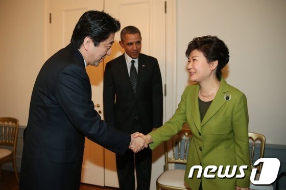 지난해 3월 한미일 정상회담 당시 마주한 박근혜 대통령(우)과 아베 신조 일본 총리(좌) (청와대 제공) 2014.3.26/뉴스1 © News1
