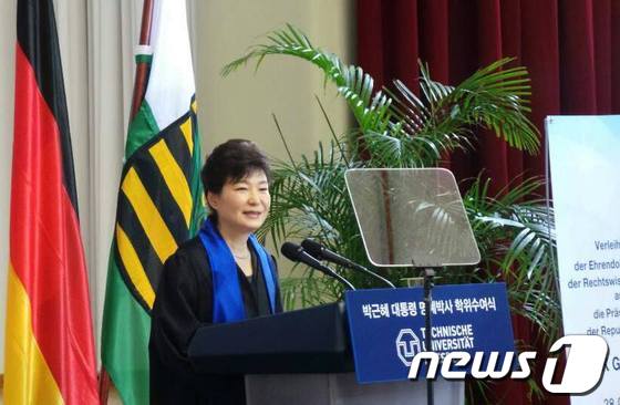  박근혜 대통령이 지난해 3월28일 독일 작센주 드레스덴공대에서 명예 법학박사 학위를 받은 후 교수와 학생들을 대상으로 강연하고 있다. (청와대) 2014.3.28/뉴스1 © News1