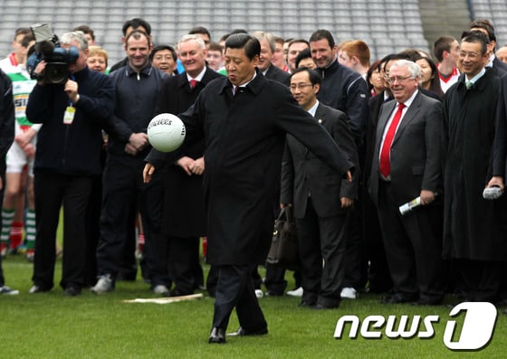 축구광 시진핑 주석은 중국 축구가 월드컵에 진출하는 모습을 볼 수 있을까. 사진은 지난 2012년 중국 국가 부주석 자격으로 아일랜드를 방문했을 때의 모습. © AFP=뉴스1