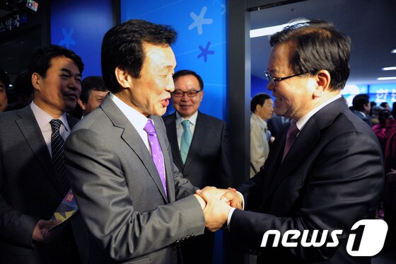 새정치민주연합 손학규 전 상임고문(왼쪽)과 김부겸 전 의원. 2014.04.12./뉴스1 © News1
