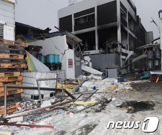  지난해 4월 경기 안산 단원구 초지동 한 화학물질 제조공장에서 폭발사고가 발생해 공장 외벽이 무너져 있다. © News1