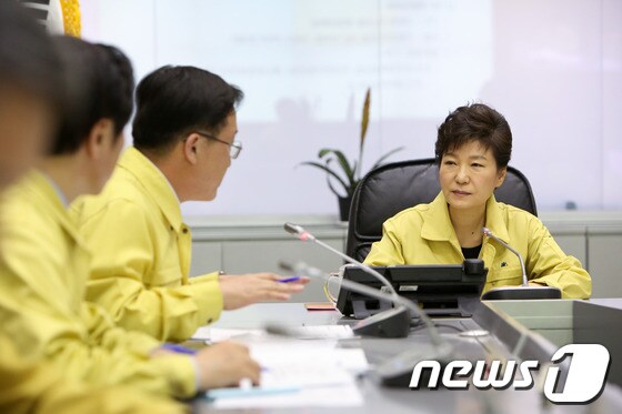 박근혜 대통령이 2014년 4월16일 오후 서울 정부청사 중앙재난안전대책본부를 찾아 전남 진도 해상에서 침몰한 여객선 사고 사고 상황에 대해 보고 받고 있다. (청와대 제공) 2014.4.16/뉴스1