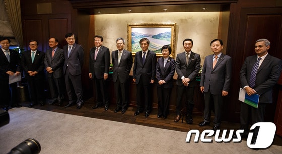 4월18일에 열렸던 한은 총재와 은행장들의 금융협의회. 이주열 한국은행 총재(오른쪽 다섯번째) 취임 후 첫 모임이었다. 오른쪽 세번째가 이건호 국민은행장 2014.4.18/뉴스1 © News1