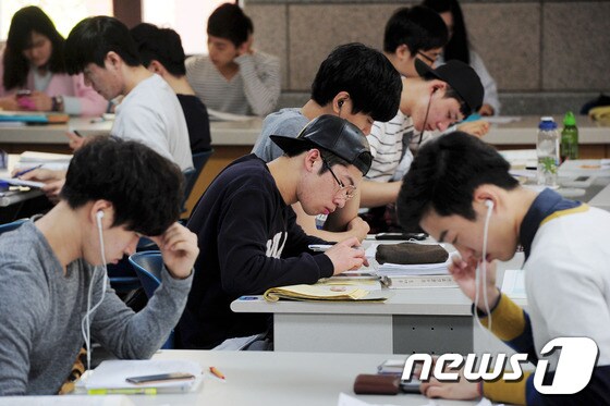 한 대학교 도서관에서 학생들이 중간고사 시험 공부에 매진하고 있다. /뉴스1 © News1