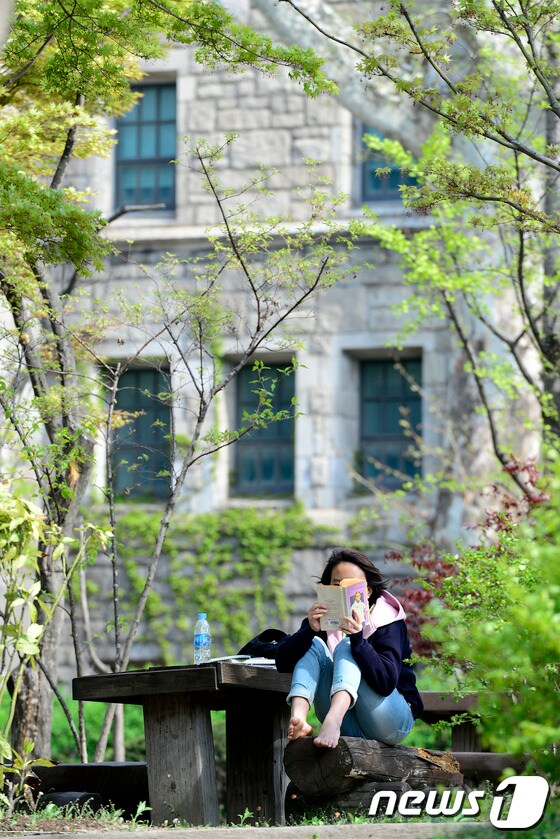 서울 서대문구 이화여자대학교에서 한 학생이 독서를 하고 있다.. 2014.4.21/뉴스1