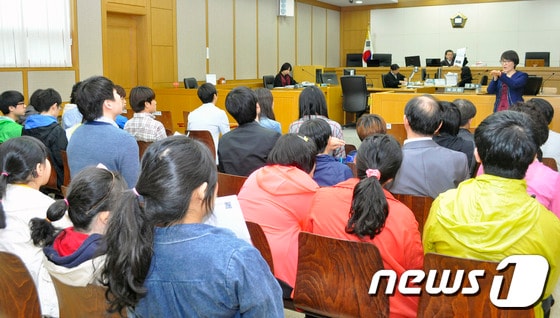 2014년 4월 24일  춘천지방법원 103호 법정에서  춘천계성학교 청각장애 학생들이 수화 교사의 통역을 통해 재판을 방청하고 있는 모습.  (사진은 기사 내용과 무관함) © News1