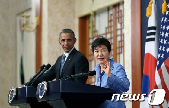 박근혜 대통령과 버락 오바마 미국 대통령이지난해 4월 정상회담을 마친 뒤 공동기자회견을 하고 있다. (청와대 제공) 2014.4.25/뉴스1