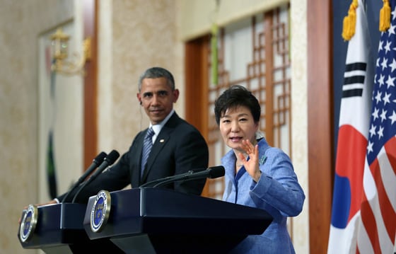박근혜 대통령과 버락 오바마 미국 대통령이 지난해 4월 25일 청와대에서 정상회담을 마친 뒤 공동기자회견을 하고 있다. (청와대 제공) 뉴스1 © News1