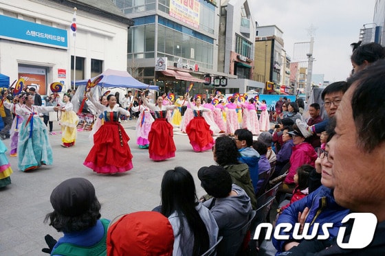 원주 원도심에서 펼쳐지는 댄싱카니발/뉴스1 © News1 권혜민 기자