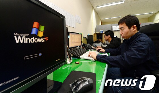 마이크로소프트(MS)가 컴퓨터 운영체제(OS) 윈도우XP에 대한 기술 지원을 13년 만에 종료한 서울 세종로 정부서울청사에서 안전행정부 관계자들이 PC에 설치된 윈도우XP를 윈도우7으로 교체하는 작업을 하고 있다.  © News1