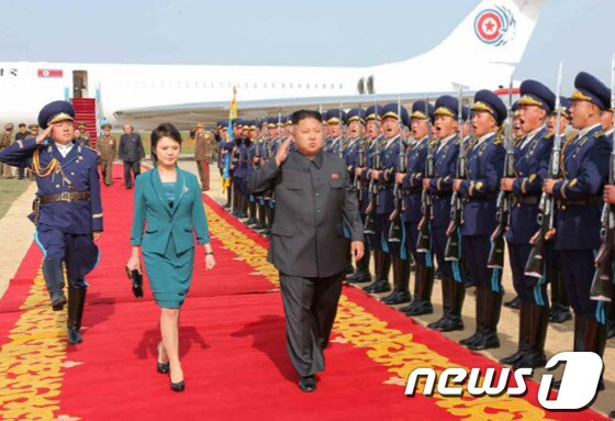 지난해 5월10일 북한 김정은 노동당 제1비서가 부인 리설주와 함께 공군 지휘관들의 전투비행기술 경기대회를 관람할 당시 비행기에서 내려 의장대의 사열을 받는 모습. (노동신문) 2014.5.10/뉴스1 © News1