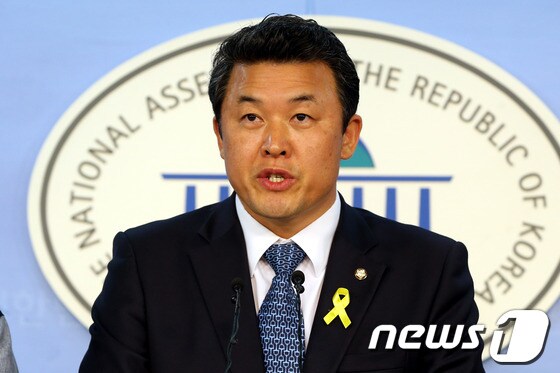 윤영석 새누리당 원내대변인. 2014.5.14/뉴스1 © News1