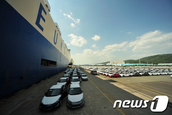 현대자동차 수출차량 선적부두에서 선적대기중인 차량들이 가지런히 정렬해 있다.(뉴스1 자료사진)© News1