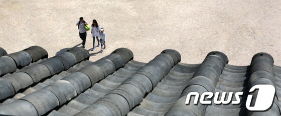 숭례문 지붕에 설치된 기와. /뉴스1 © News1