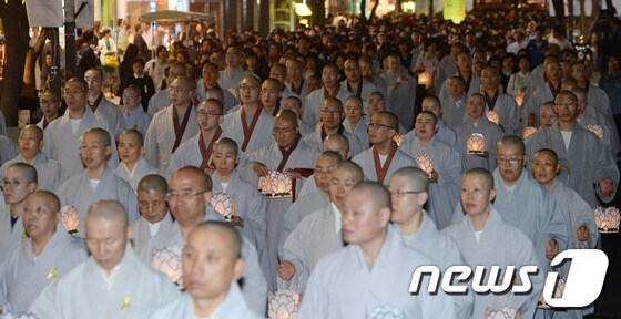 서울 종로구 인사동 문화의거리에서 스님과 불자들이 세월호 희생자를 추모하는 제등행렬을 하고 있다. © News1
