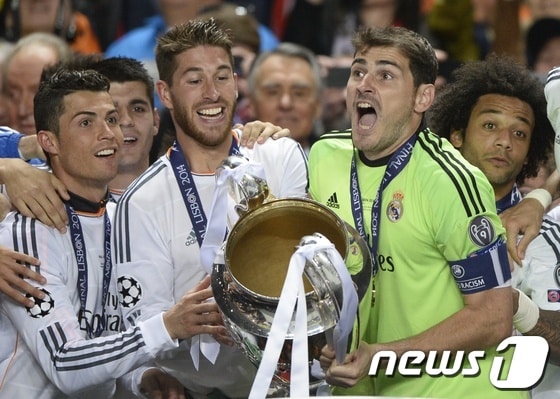 크리스티아누 호날두(레알 마드리드·가장 왼쪽)가 25일(한국시간) UEFA 챔피언스리그 우승을 확정한 후 트로피를 들고 동료들과 기쁨을 나누고 있다.© AFP=News1 2014.05.24/뉴스1 © News1