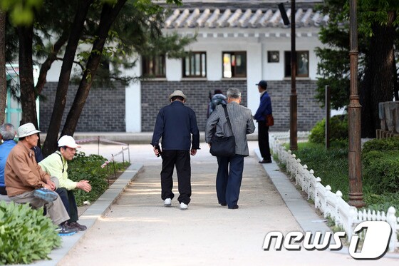서울 탑골공원을 찾은 어르신들. (뉴스1 DB) © News1 한재호 기자