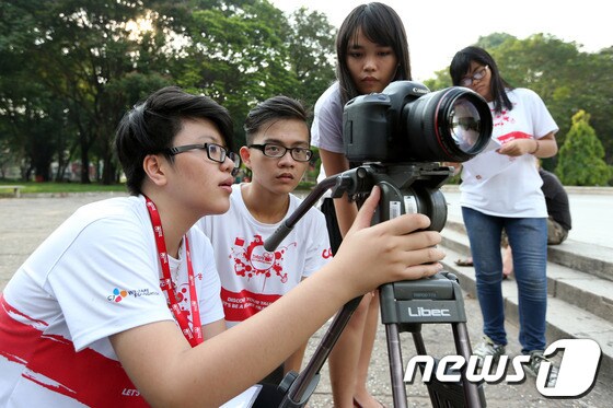 CGV의 글로벌 문화 공헌 프로젝트 '베트남 토토의 작업실'에 참가한 청소년들이 베트남 호찌민 레반탐 공원에서 영화 촬영에 열중하고 있다2014.6.13/뉴스1