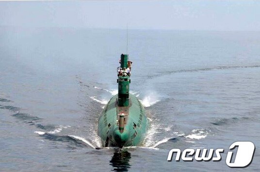 북한 김정은 국방위원회 제1위원장이 동해함대사령부 예하 잠수함 부대인 해군 제167군부대를 시찰했다고 노동신문이 16일 보도했다. (노동신문) 2014.6.16/뉴스1 © News1