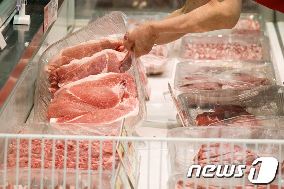 서울시내 한 대형마트에서 직원들이 국산 돼지고기를 진열하고 있다. © News1