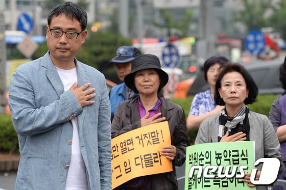변희재 미디어워치 대표(왼쪽)가 교육살리기 학부모 연합 회원들이 2일 오후 서울역 광장에서 개최한 