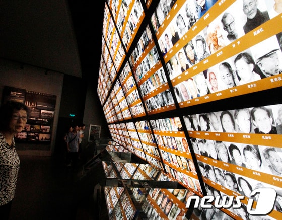 중국 남경에 위치한 남경대학살 기념관에 전시된 피해자의 사진들.© AFP=뉴스1