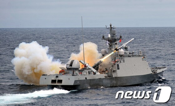 해군 1함대 해상전투단이 지난 6월 20일 동해상에서 북한 잠수함 침투에 대응한 실사격 훈련을 실시하고 있다. 유도탄고속함인 박동진함에서 함대함 유도탄인 