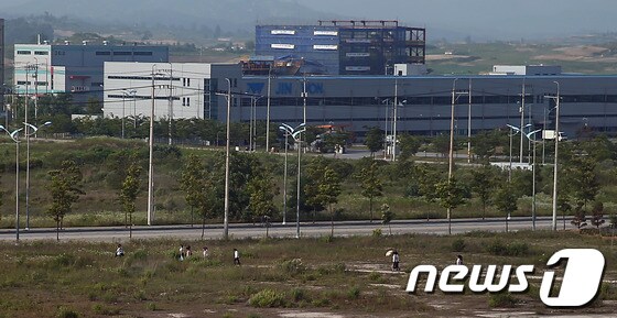  개성공단에서 북한 근로자들이 업무를 마치고 퇴근하고 있다. 2014.6.26/뉴스1 © News1